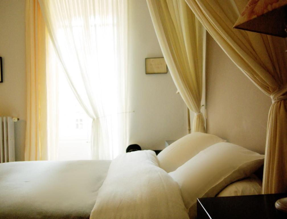 Monte Arena Bed & Breakfast Montaren-et-Saint-Mediers Exterior photo