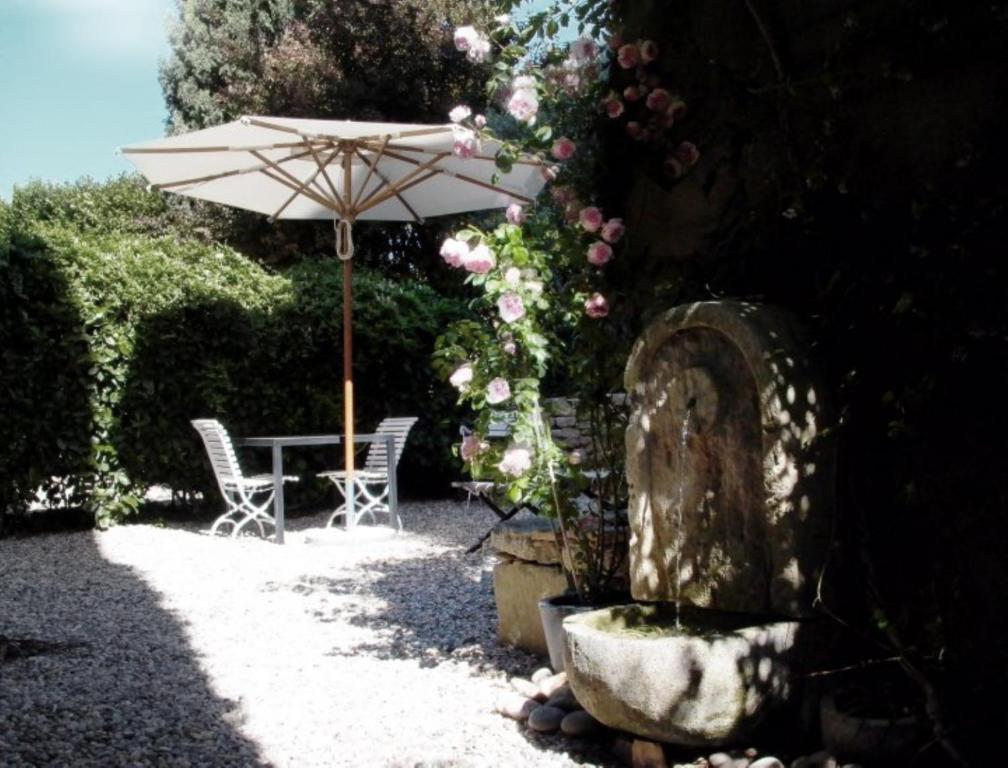 Monte Arena Bed & Breakfast Montaren-et-Saint-Mediers Exterior photo